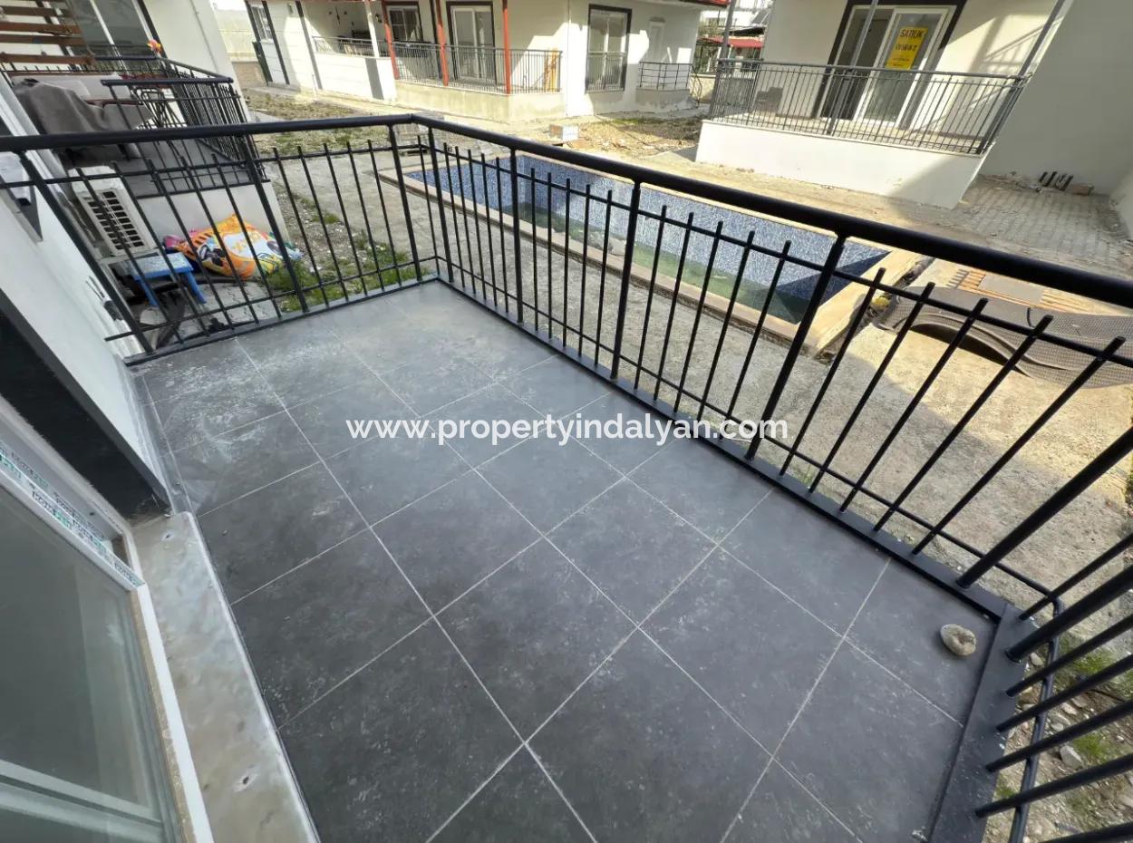 1 1 Geräumige, Brandneue Wohnung Zum Verkauf In Einem Komplex Mit Pool In Der Nähe Des Zentrums Von Ortaca.