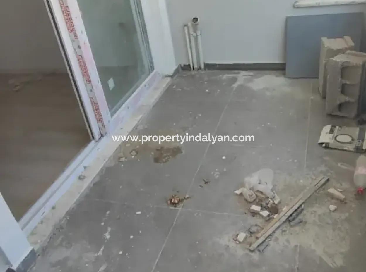 Karaburunda Havuzlu Sitede  2+1 Daire Satılık