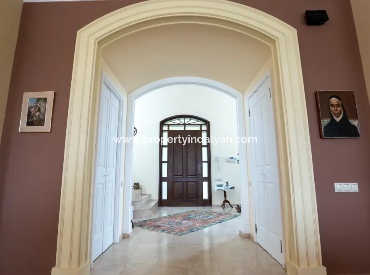 İstanbul Zekeriyaköyde Satılık 2300 M2 Arsada  7+1 Müstakil Lüks Ev