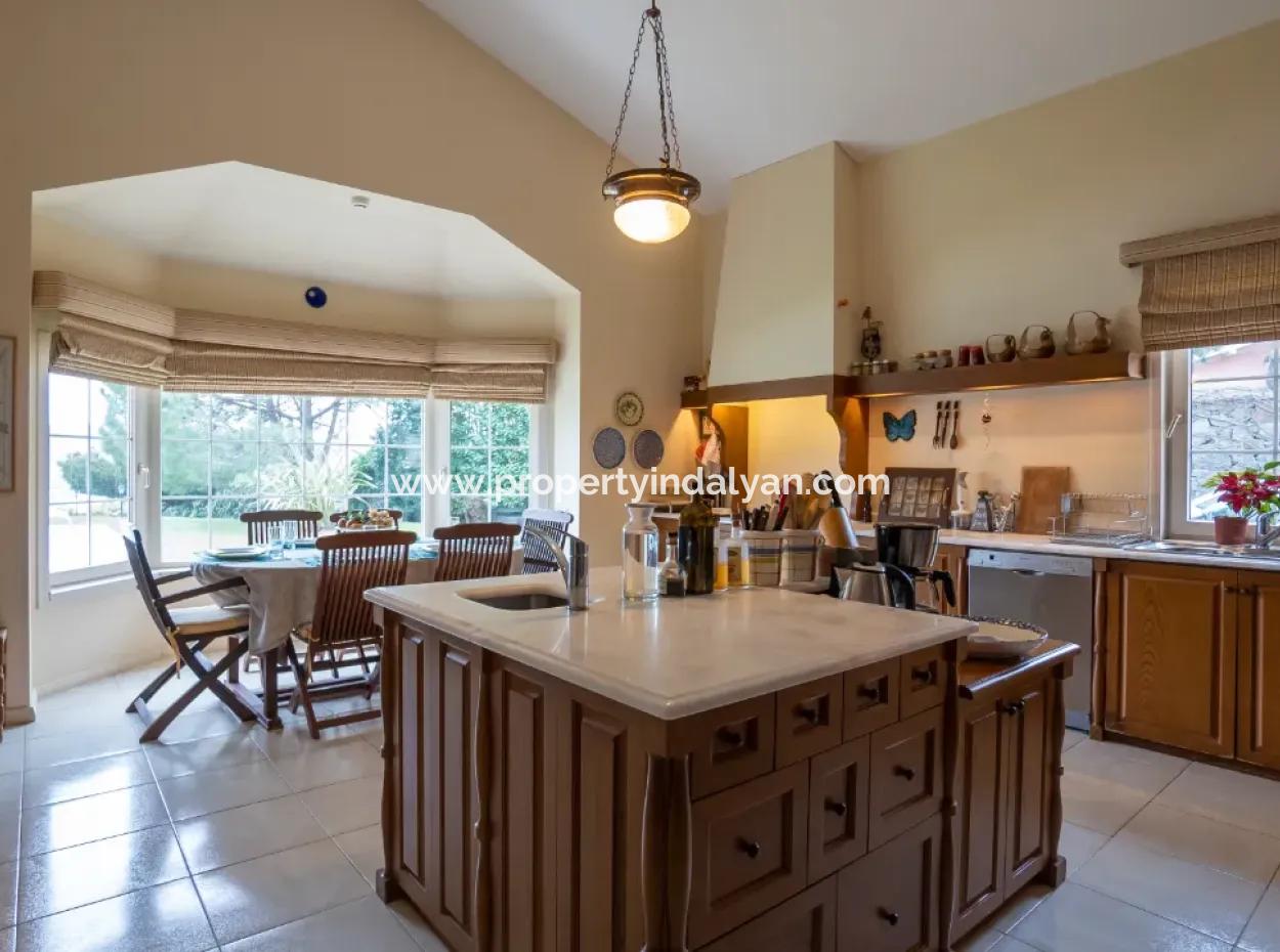 İstanbul Zekeriyaköyde Satılık 2300 M2 Arsada  7+1 Müstakil Lüks Ev