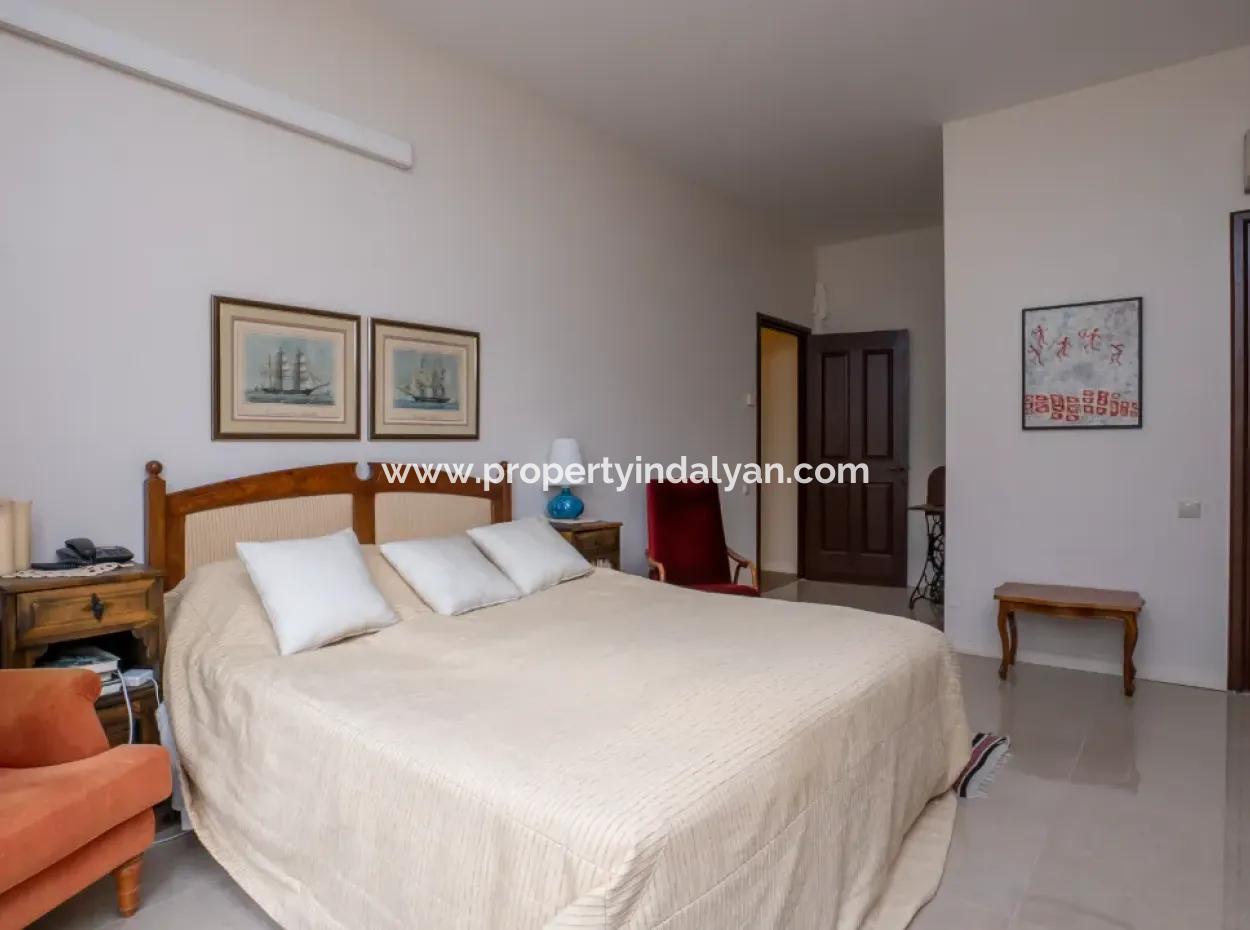 İstanbul Zekeriyaköyde Satılık 2300 M2 Arsada  7+1 Müstakil Lüks Ev