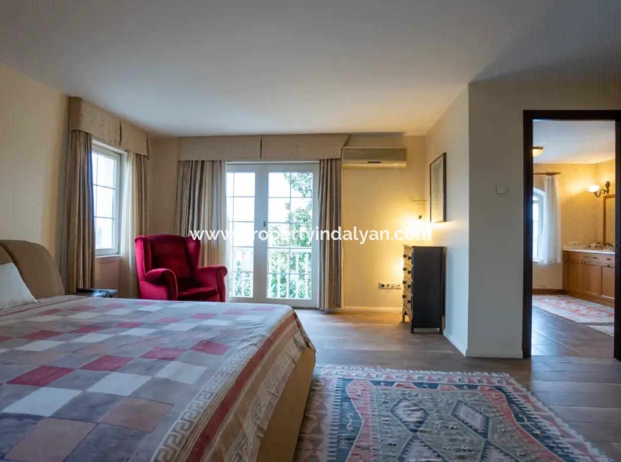 İstanbul Zekeriyaköyde Satılık 2300 M2 Arsada  7+1 Müstakil Lüks Ev