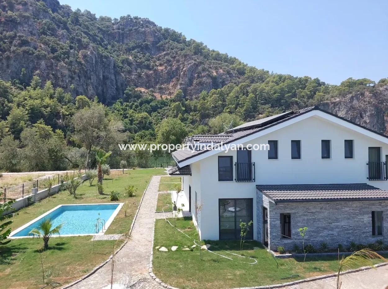 Muğla Dalyanda Kanala Sıfır 2.600 M2 Müstakil Arsada 8 Adet Sıfır Villa Turizm İşletme İçin Kiralık