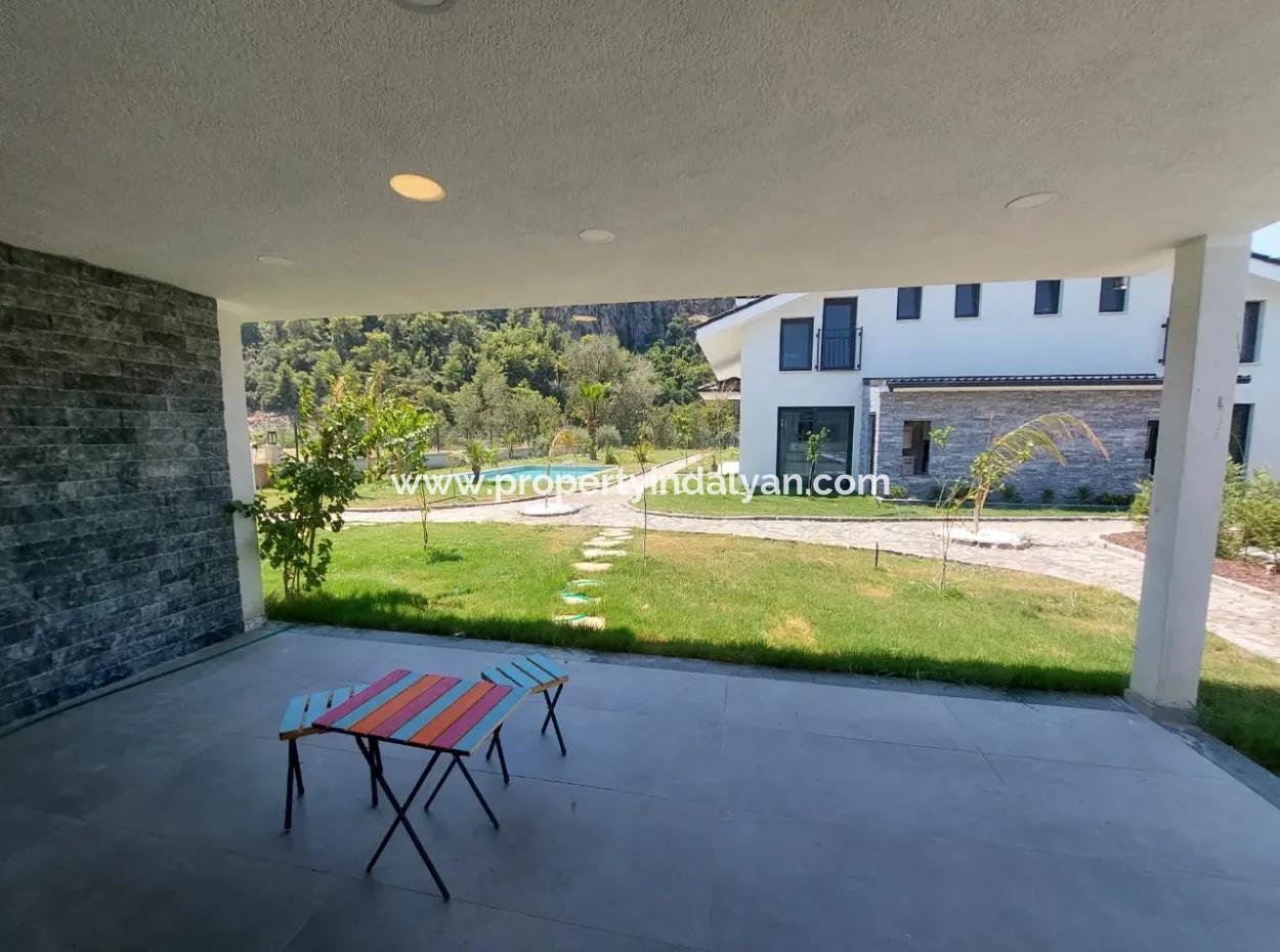 Muğla Dalyanda Kanala Sıfır 2.600 M2 Müstakil Arsada 8 Adet Sıfır Villa Turizm İşletme İçin Kiralık