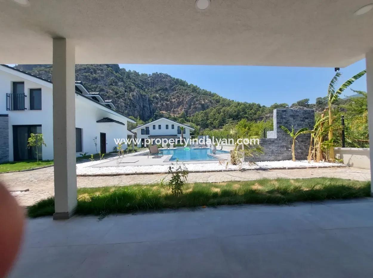 Muğla Dalyanda Kanala Sıfır 2.600 M2 Müstakil Arsada 8 Adet Sıfır Villa Turizm İşletme İçin Kiralık