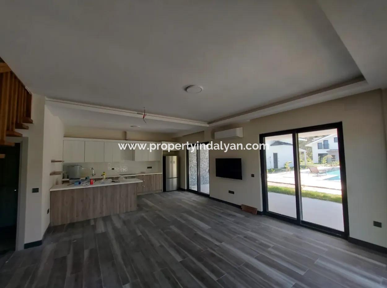 Muğla Dalyanda Kanala Sıfır 2.600 M2 Müstakil Arsada 8 Adet Sıfır Villa Turizm İşletme İçin Kiralık