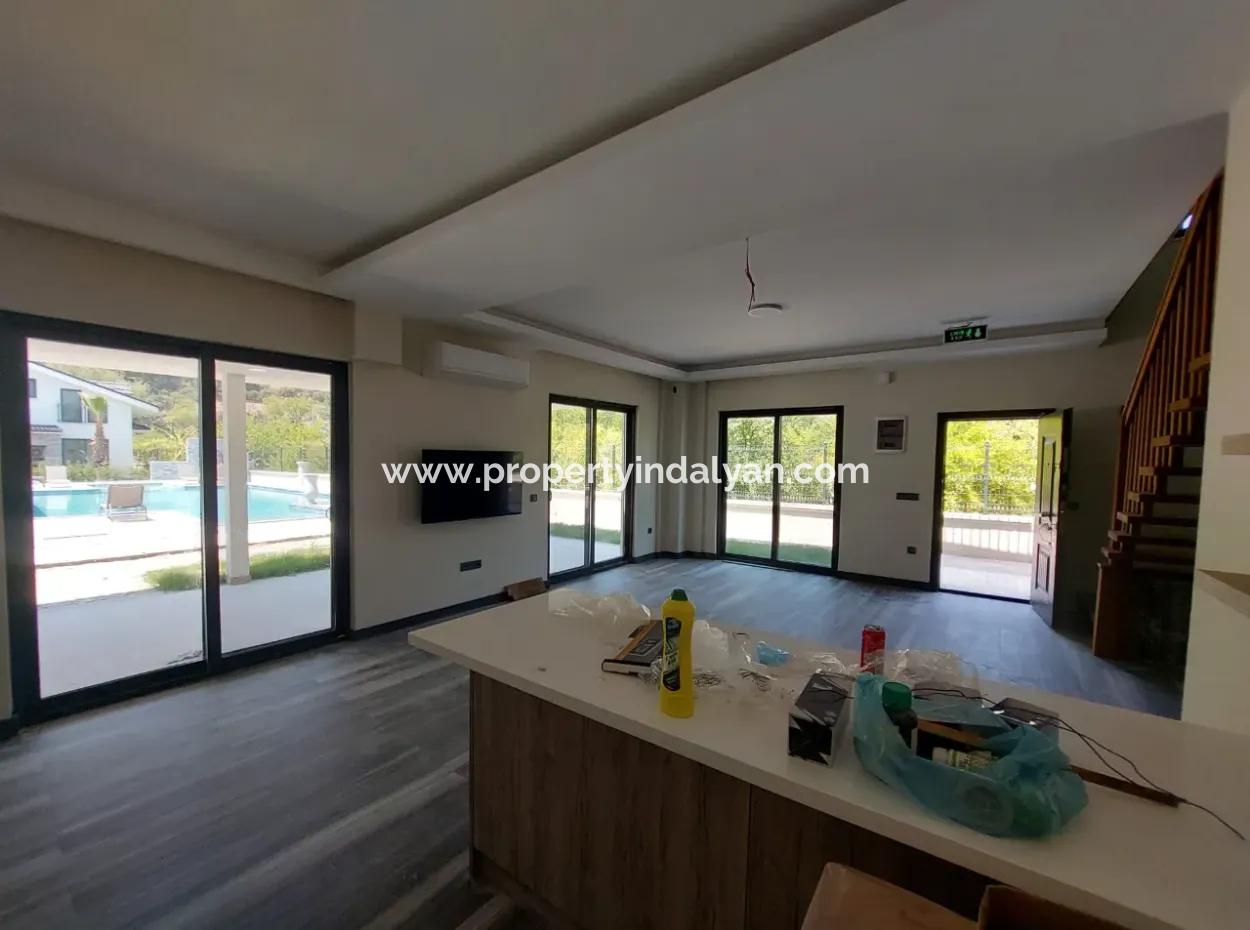 Muğla Dalyanda Kanala Sıfır 2.600 M2 Müstakil Arsada 8 Adet Sıfır Villa Turizm İşletme İçin Kiralık