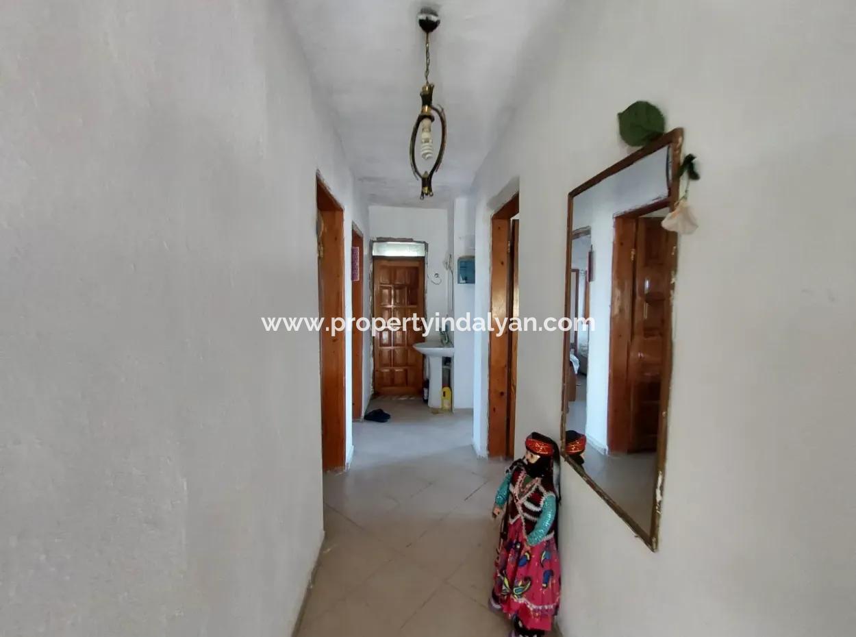 Ortaca Eskiköy’de 5.850 M² Göl Manzaralı Arazi Ve Köy Evi Satılık