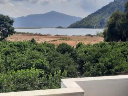 Muğla Köyceğiz Çandır Da 1 570 M2 Arazide, Yüzme Havuzlu, Göl Manzaralı Tripleks Satılık