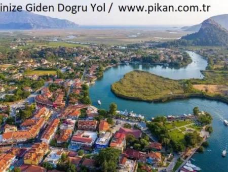 Muğla Dalyan’da %100 Ticari İmarlı 422 M² Köşe Başında, Caddeye Sıfır Arsa Satılık